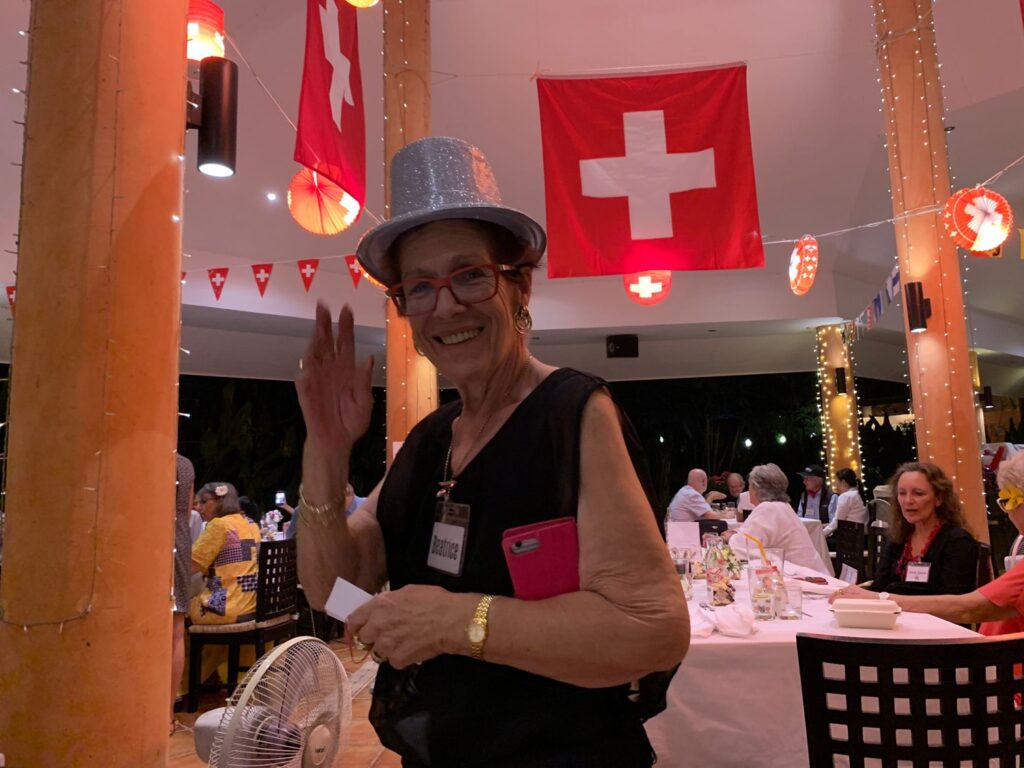 15. Dezember 2021Die Präsidentin, Beatrice Gurini, konnte neben dem Ehrengast, die Schweizer Konsulin Silvia Spahn, 107 Mitglieder und Freunde der Schweiz im Lotuswell Resort zum Jahresabschluss Treffen begrüssen.