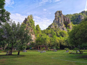 Der Nang Phanthurat Nature Trail befindet sich im Khao Nang Phanthurat Forest Park, in Cha-am, (Petchaburi). Er führt Sie auf den Kamm des Hügels und unterwegs