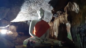 Diese aussergewöhnliche Höhle gilt als Geheimtipp fernab vom Massentourismus und befindet sich 30 km westlich von Hua Hin. Empfehlenswert sind gute Schuhe und allenfalls eine Jacke. Denn in dieser Tropfsteinhöhle leben hunderte von Fledermäusen und ihre Hinterlassenschaften