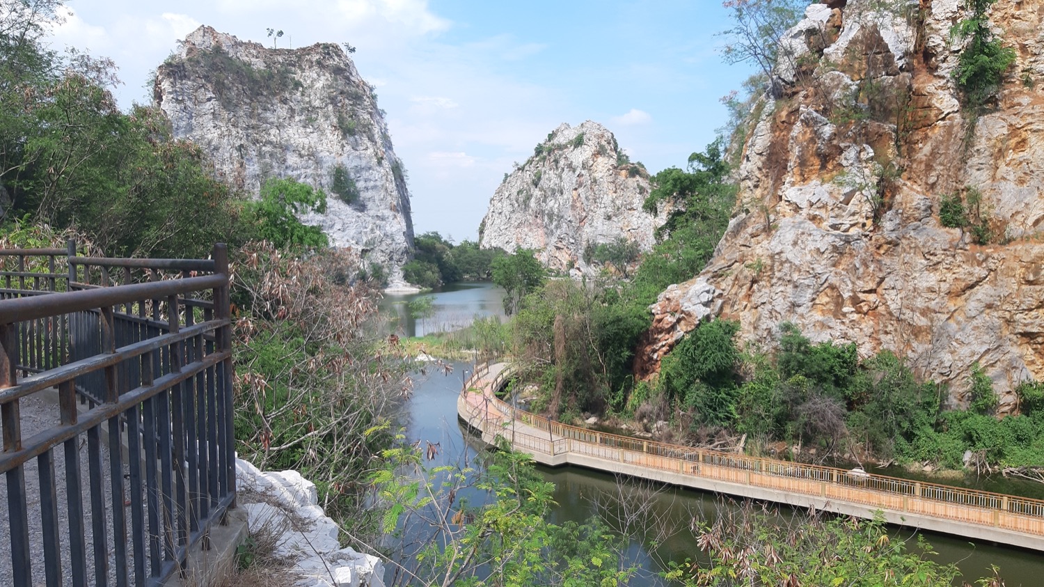 Der Khao Ngu Stone Park ist etwas ganz Spezielles. Denn Ratchaburi ist völlig flach. Doch auf einem Gebiet von 2x2 Kilometer befinden sich um einen See herum riesige Kalksteinfelsen. Die Fahrzeit von Hua Hin zum Stone Park beträgt ungefähr 2 Stunden und die besten Besuchszeiten