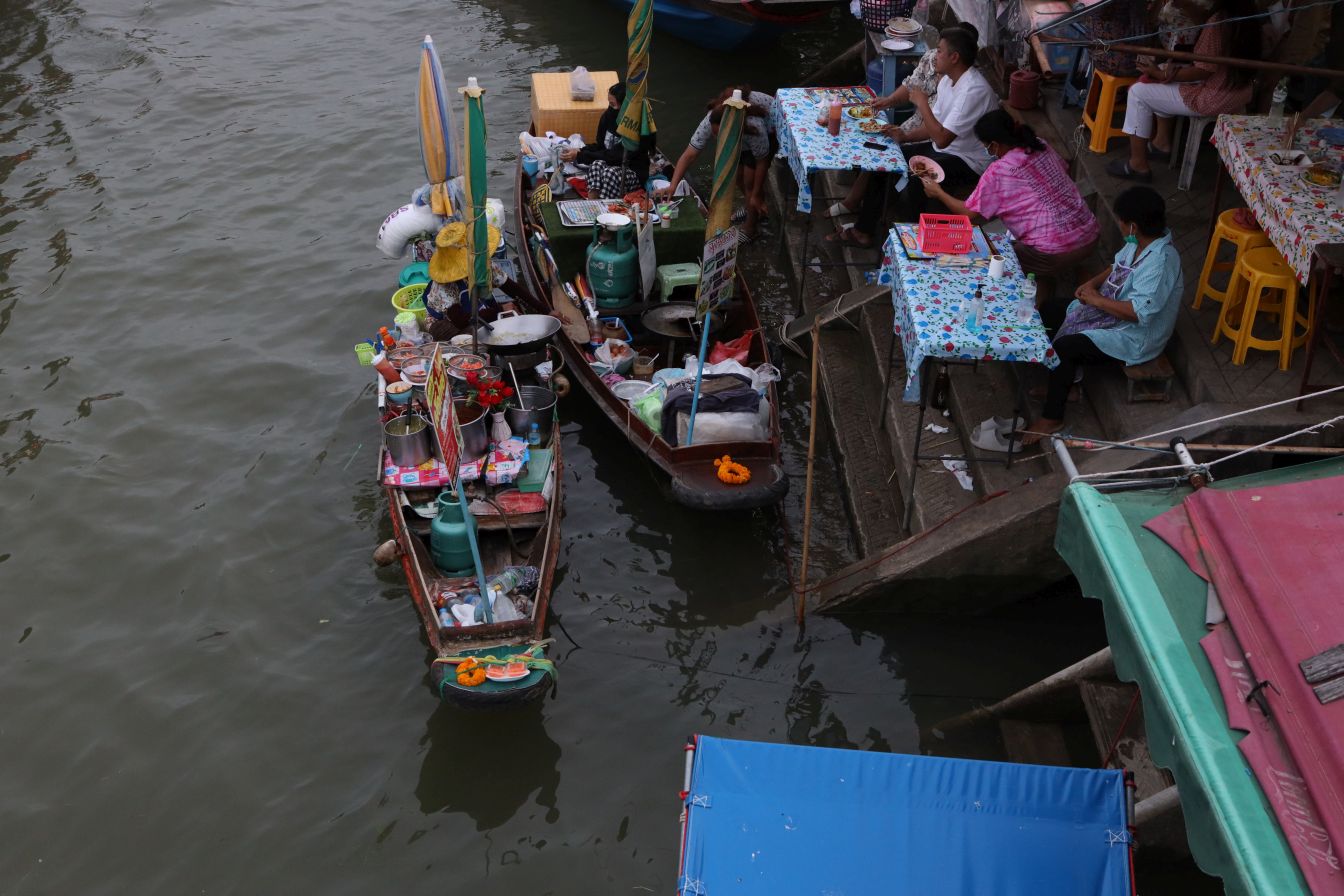 Der Amphawa Floating Market ist ein Nachmittagsmarkt, liegt in Samut Songkhram, südlich von Bangkok und ist aus Hua Hin in 1 Stunde 45 Minuten Autofahrt zu erreichen. Die Öffnungszeiten gemäss Thailand Tourismus sind Freitag-Sonntag von 14.00-20.00 Uhr.