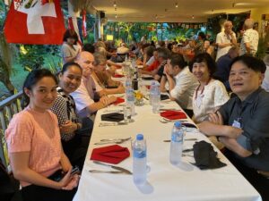 Die Präsidentin, Beatrice Gurini, begrüsste 74 Mitglieder und Freunde der Schweiz im Restaurant L’Occitan. Unter Applaus wurden nachfolgende Personen begrüsst: